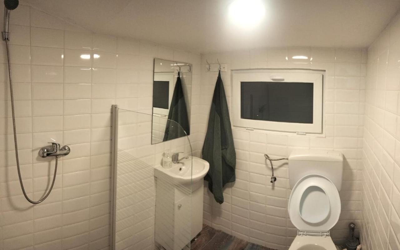 Doi Iepuri Appartamento Azuga Esterno foto