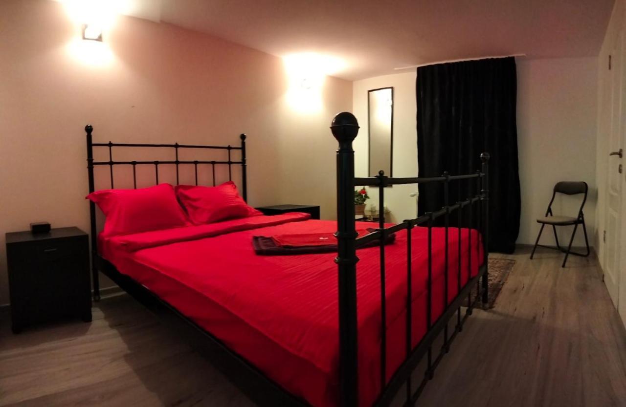 Doi Iepuri Appartamento Azuga Esterno foto